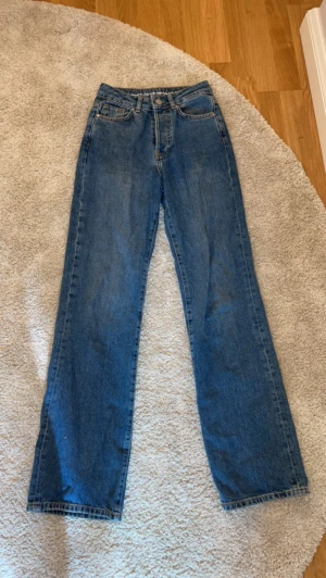 Jeans - Jeans (wide) säljs pågrund av att dem är för små. Något långa på mig (160cm). Bra skick. Använda ental gånger. 