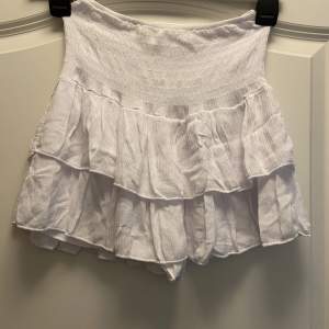 Jättefin vit somrig kjol med inbyggda shorts, köpt på en marknad i Spanien💙står ingen storlek men den är otroligt stretchig så passar allt mellan xs-l 💓