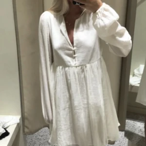 Vit klänning  - Säljer denna jätte söta vita klänningen från bikbok. Nadvänd 1 gpng inga fläckar märken eller hål, storlek Xs men skulle säga att den passar Xs-M ,Ny pris 500 men finns inte kvar att köpa.