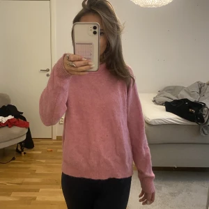 Stickad tröja - Säljer denna jätte fina stickade tröja från Zara då jag inte använder den längre. Den är i storlek s men passar väldigt bra på mig som oftast är en xs. Den är i bra skick! Kontakta mig innan du klickar på köp nu!!