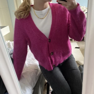 GANNI kofta - Rosa GANNI kofta, sparsamt använd i fint skick 💗💗 Nypris 2695 säljer nu för 600, pris kan diskuteras vid snabb affär 😄