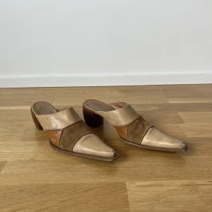 Vintage cowboy mules - Jättefina mules i läder och mocka. Jättebekväma att gå i! Märken och repor i lädret därav det billiga priset - går säkert att fixa till hos skomakare.