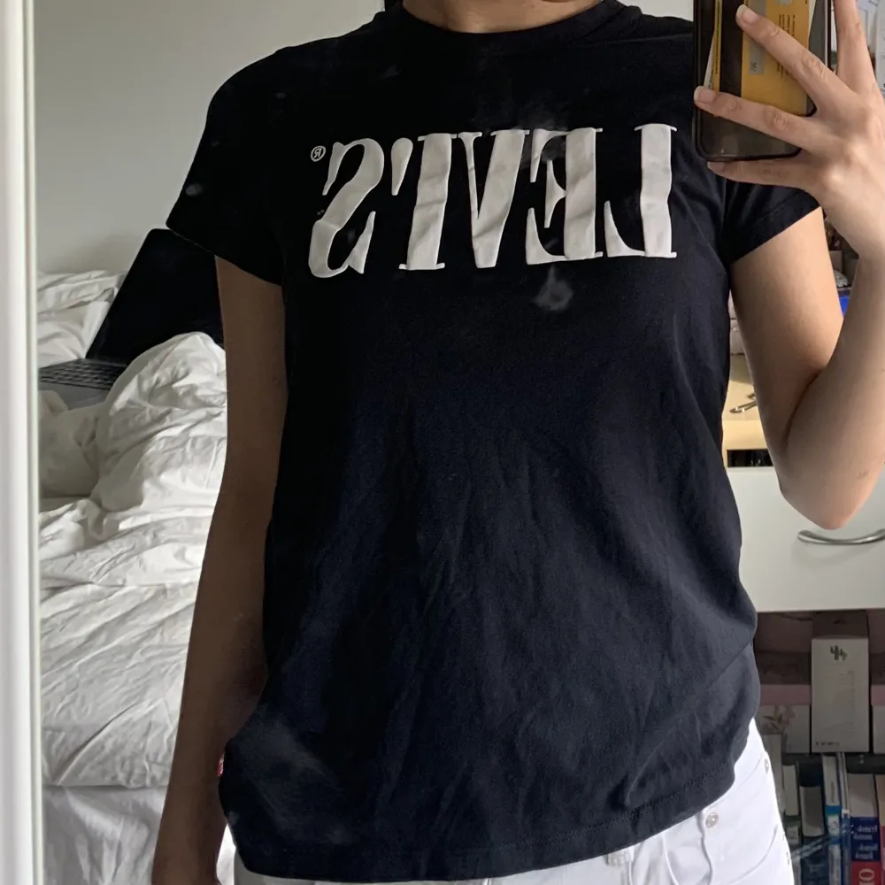 Superfin svart Levi’s t-shirt i storlek XXS. Använd 1-2 gånger då den är för liten, kontakta vid frågor mm!❤️. T-shirts.