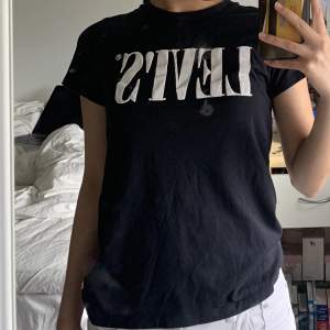 Superfin svart Levi’s t-shirt i storlek XXS. Använd 1-2 gånger då den är för liten, kontakta vid frågor mm!❤️