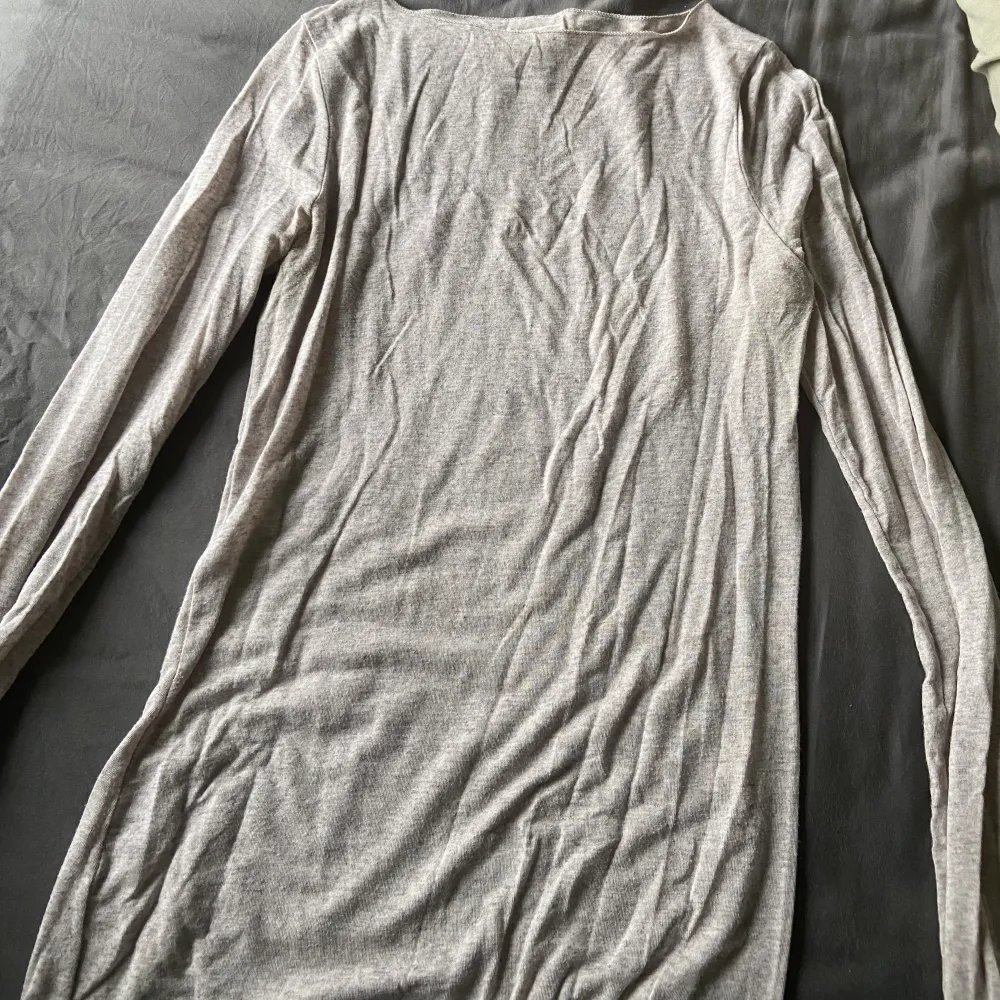 Intressekoll på min intimissimi tröja i stl M💕  Plagget har inga defekter och är endast använd fåtal gånger.. Toppar.