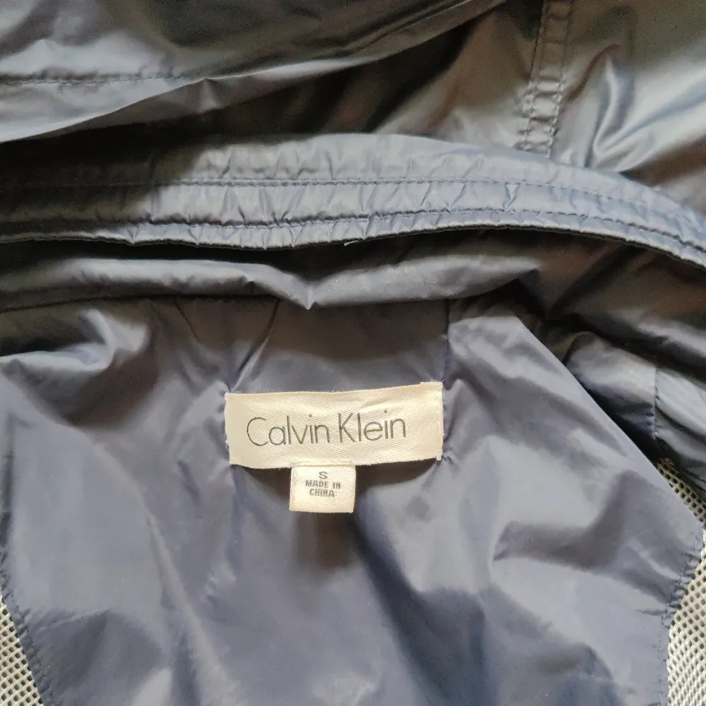 Vindjacka/regnjacka av Calvin Klein. Storlek Small men passar mig som har Medium. Perfekt jacka för höst/vår. Jackor.