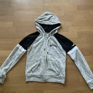 Hoodie 🤍 - Hoodie med dragkedja från Hollister i storlek S. Använd många gånger