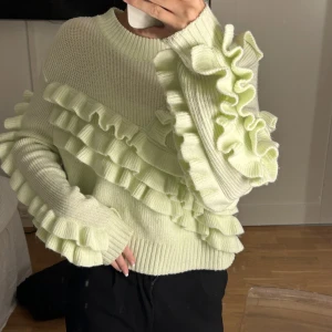 stickad med volang - denna gröna stickade volangtröjan från Gina säljer jag då den inte kommer till användning längre :(💚 är i storlek L men passar mig som är en S! knappt använd och är i bra skick!!
