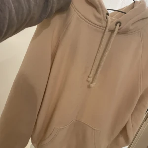 Hoodie - Säljer denna as sköna hoodien från bik bok i storlek S som även passar xs💕  Priset kan diskuteras, det går jättebra att trycka på köp nu☺️   Hör av er vid frågor ❤️