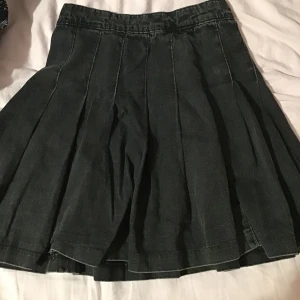 oanvänd jeanskjol 🫶 - frakt: 65kr <3 tryck nt på köp nu utan kontakta mig om du vill köpa!