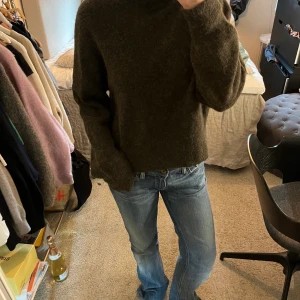 Samsøe Samsøe tröja - Superfin stickad polotröja från Samøe.  Jag har bara använt den en gång så det är jättefint skick! Man ser färgen som bäst på sista bilden🥰