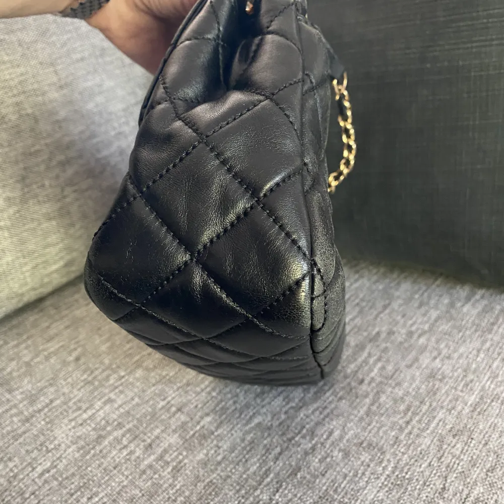 Klassisk Michael Kors Sloan handväska med axelrem i mycket fint använt skick. Svart mjukt läder med detaljer i guldmetall. Väskans storlek är perfekt! Den är inköpt på Vestiaire Collective och är sparsamt använd. Dustbag medföljer.. Väskor.