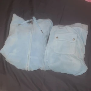 Juicy sett - Inget fel på de, andvänds bara inte längre. Storlek xs på både tröjan och byxorna, säljer endast hela settet och ej separat!