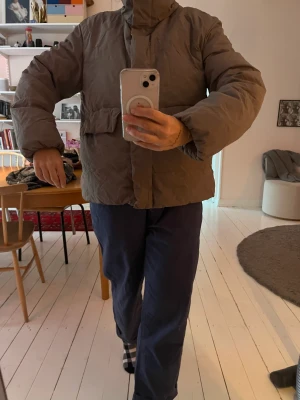 Dunjacka från COS - Lättare dunjacka från COS i storlek 36 (men passar även en 38). Endast använd en säsong pga att det nog är mer av en höst/mildare vinterjacka. Inköptes 2020. Fint skick. Nypris 2000. Behöver kanske en tvätt o torktumlas för att fluffa till sig.