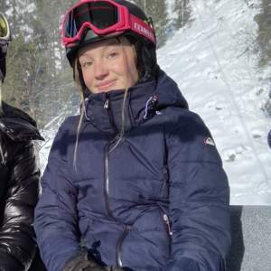 Mörkblå vinterjacka från McKinley, funkar utmärkt att åka skidor i men också att bara ha när det är kallt! 