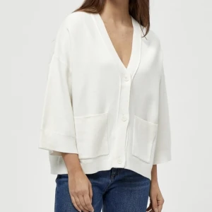 Trekvartsärmad kofta - Trekvartsärmad kofta, använd ca 3 ggr så fint skick!! Köptes för 850💓 xs-s frakt tillkommer på 66