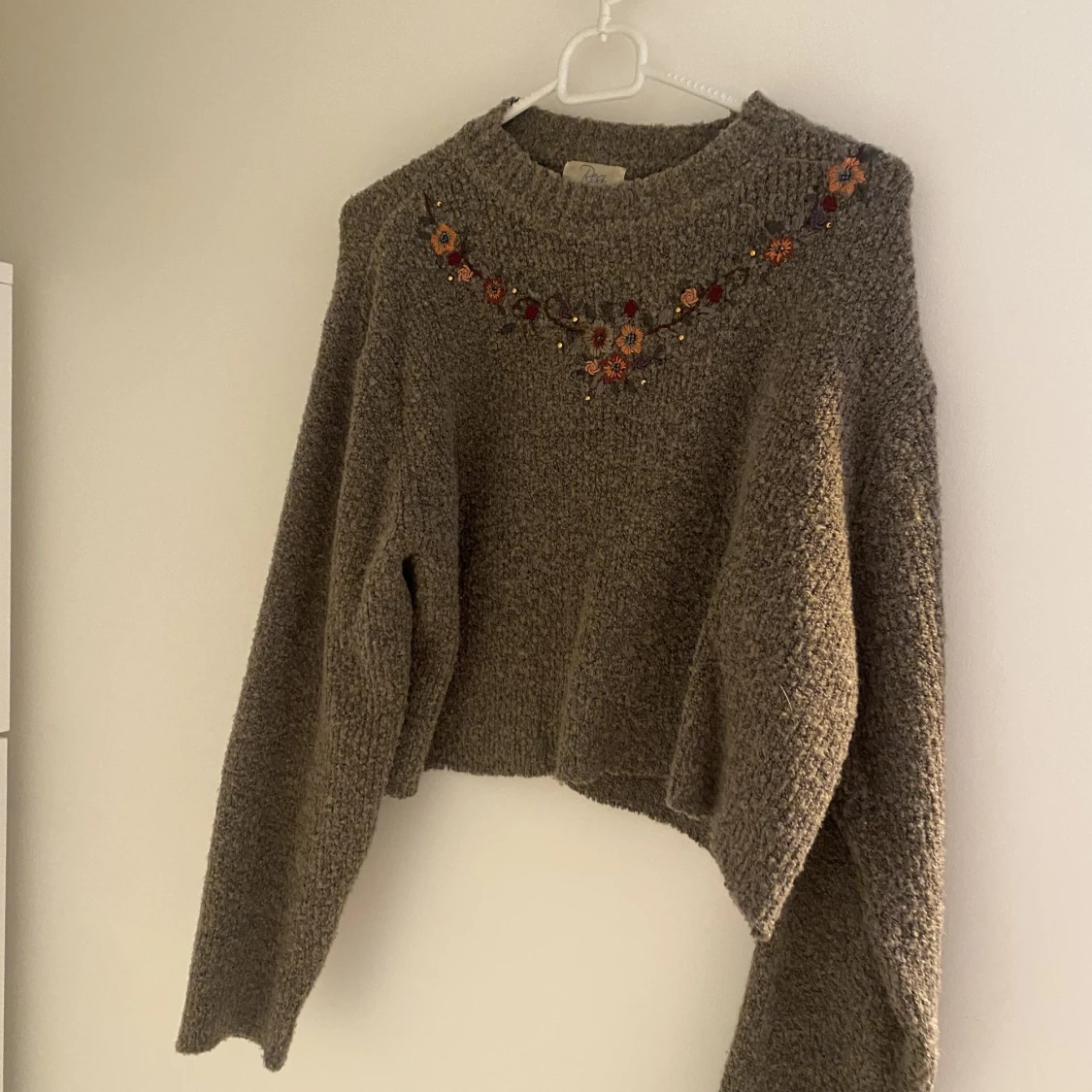 Brun tröja med blomdetaljer