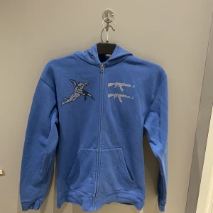 one of one zip hoodie - hej! säljer nu min one of one hoodie. skick 8/10. köpte den ny för 1000kr. obs snörna är tyvärr borta