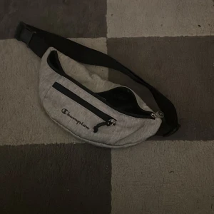 axelväska - grå axelväska