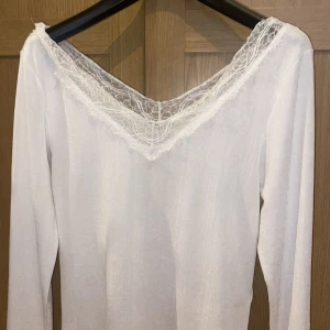 Vit spets tröja - Säljer denna spets tröja som jag köpte från Sellpy. När jag köpte tröjan trodde jag att den skulle sitta tajtare och därför köpte i storlek när jag vanligtvis har M men den va större så får sälja om den. Säljer för 50kr pris kan diskuteras privat🥰