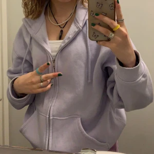 Ljuslila zip up hoodie - Säljer min gamla favorit zip up hoodie, den är XS oversized, ljuslila (färgen syns bäst på första bilden) använd ganska mycket men är i bra skick, jätteskön och mysig, köpte för 300kr 