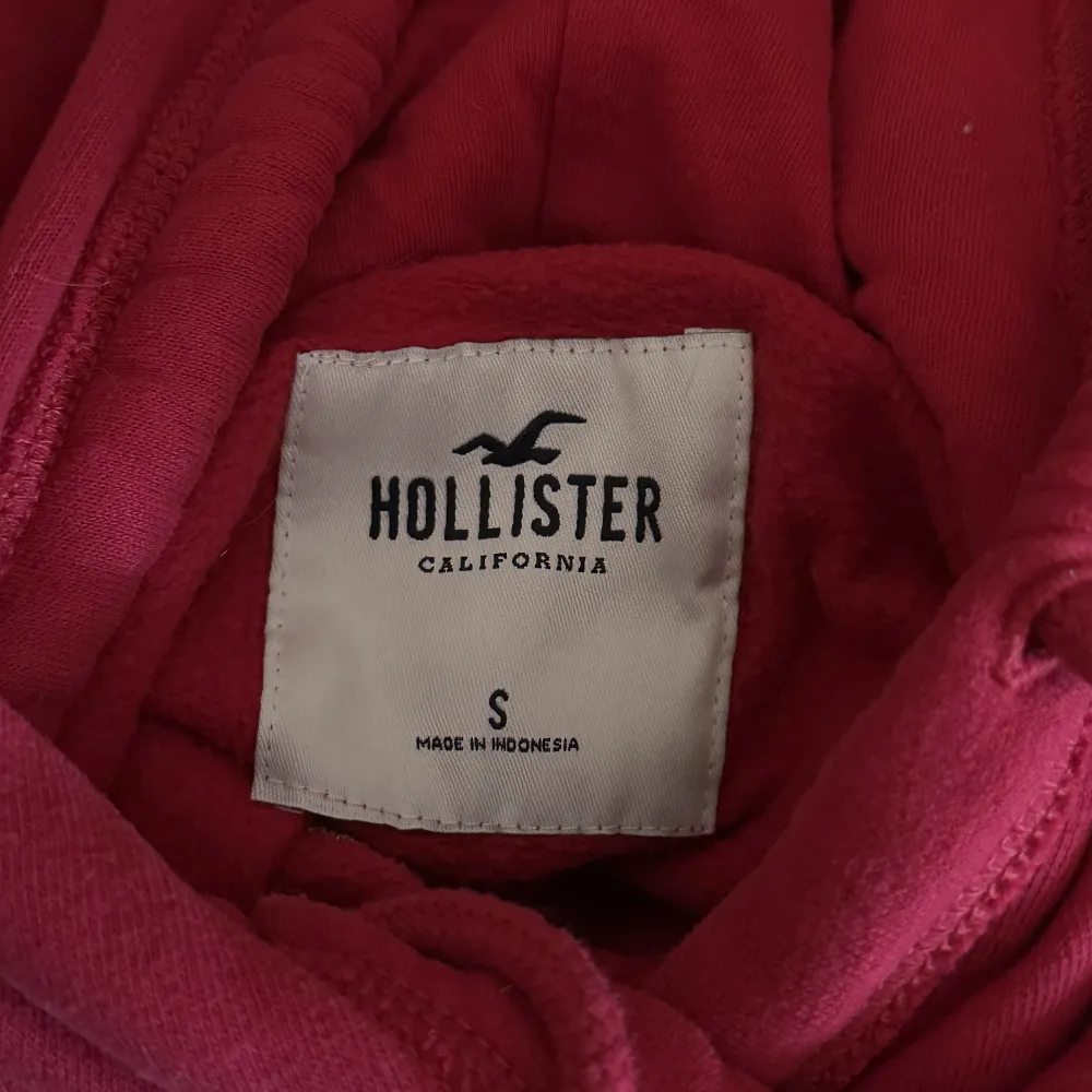 Fin hollister hoodie i storlek S, fint skick, jääättteskönt tyg på både in och utsidan. Hoodies.