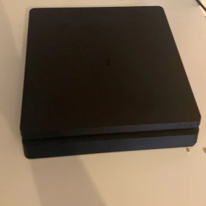 Ps 4 - Hej jag säljer mitt ps 4 pga används inte längre, man får laddare kontrol och spel och alla sladdar till. Säljer det för 1500kr och köpte det för 2000kr 