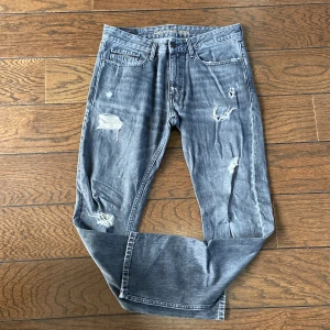 Svarta Calvin klein jeans - Jeansen är lätt använda  Sliten design Slim straight fit W 31 L 32