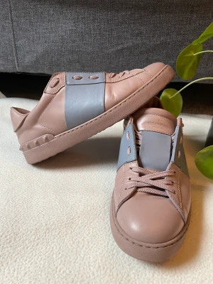 Valentino skor  - Hej jag säljer nu mina valentinos då de har blivit för små. De är i storlek 41 och väldigt bra skick 9/10. De är  ljusblå och beiga perfekt nu när vintern och hösten närmar sig. Hör av dig om du är intreserad eller vill ha fler bilder. Pris kan diskuteras