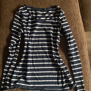 Randig tröja  - Randig blå vit tröja från essential 🤍