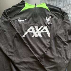 Liverpool bortaställ tröja  - fotbolls tröja.   dm för frågor