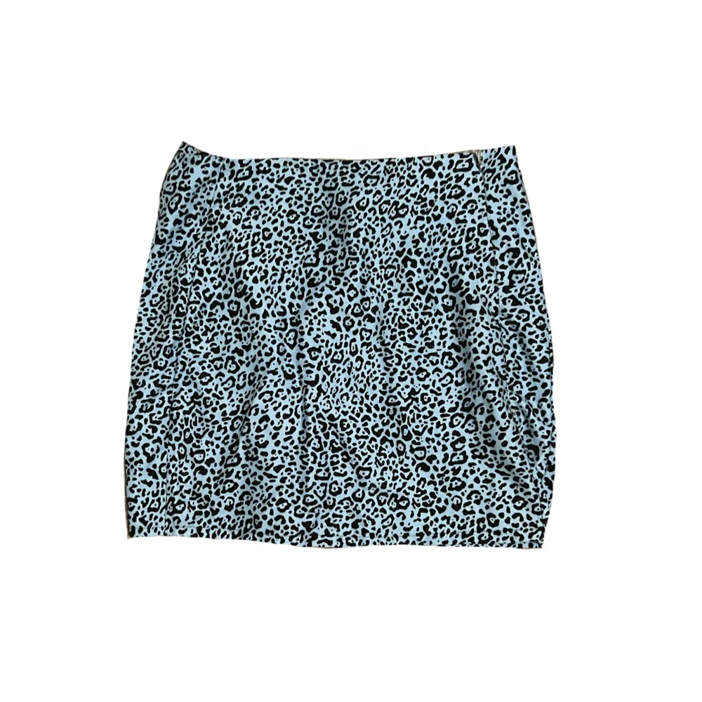 en blå kort kjol (ej mini skirt) med leopard design. Kjolar.
