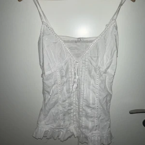 Linne  - Gulligt linne med mycket detalj! Knyt i ryggen så att man kan justera hur tajt man vill att den ska sitta!