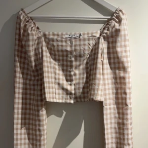 Rutig blus - En croppad rutig blus från NA-KD! Endast använd fåtal gånger. Storlek 36😊