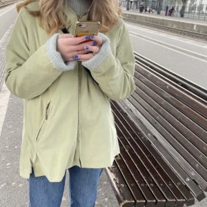 Kappa - En jättefin grön kappa från day wear. Har lite fläckar på armen men annars är det inget fel på plagget. 350kr+frakt