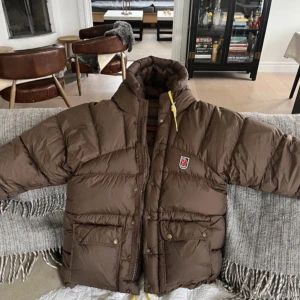 Fjällräven jacka  - Säljer fjällräven jacka i färgen brun 