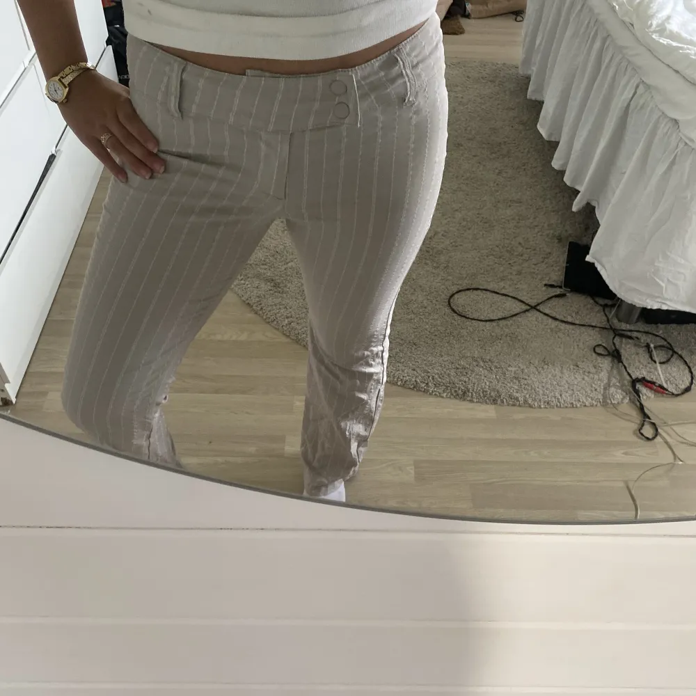 Säljer mina beiga lågmidjade kostymbyxor☺️ använda fåtal gånger, så de är i bra skick!! Jag är 169 och dom sitter bra i längden för mig🤍🙌. Jeans & Byxor.