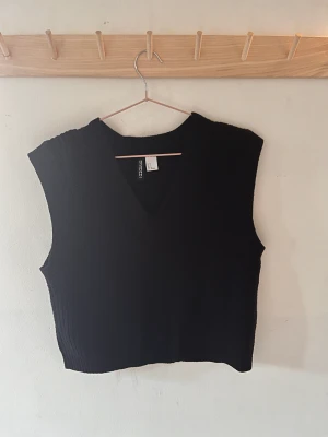 Stickad väst - Stickad väst från H&M Divided. Västen är i strl S och är använd ett fåtal gånger.   Skriv för fler bilder!😊
