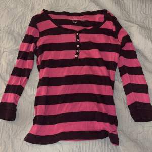 jättefin rosa/lila tröja från H&M jag köpte från second hand! för stor på mig (har inga fler bilder än den sista) och därför säljer jag💕 DEFEKTER: lite nopprig men inga defekter annars   ANVÄNDING: 2-3 gånger  OBS: ser mer rosa / lila ut i verkligheten!  