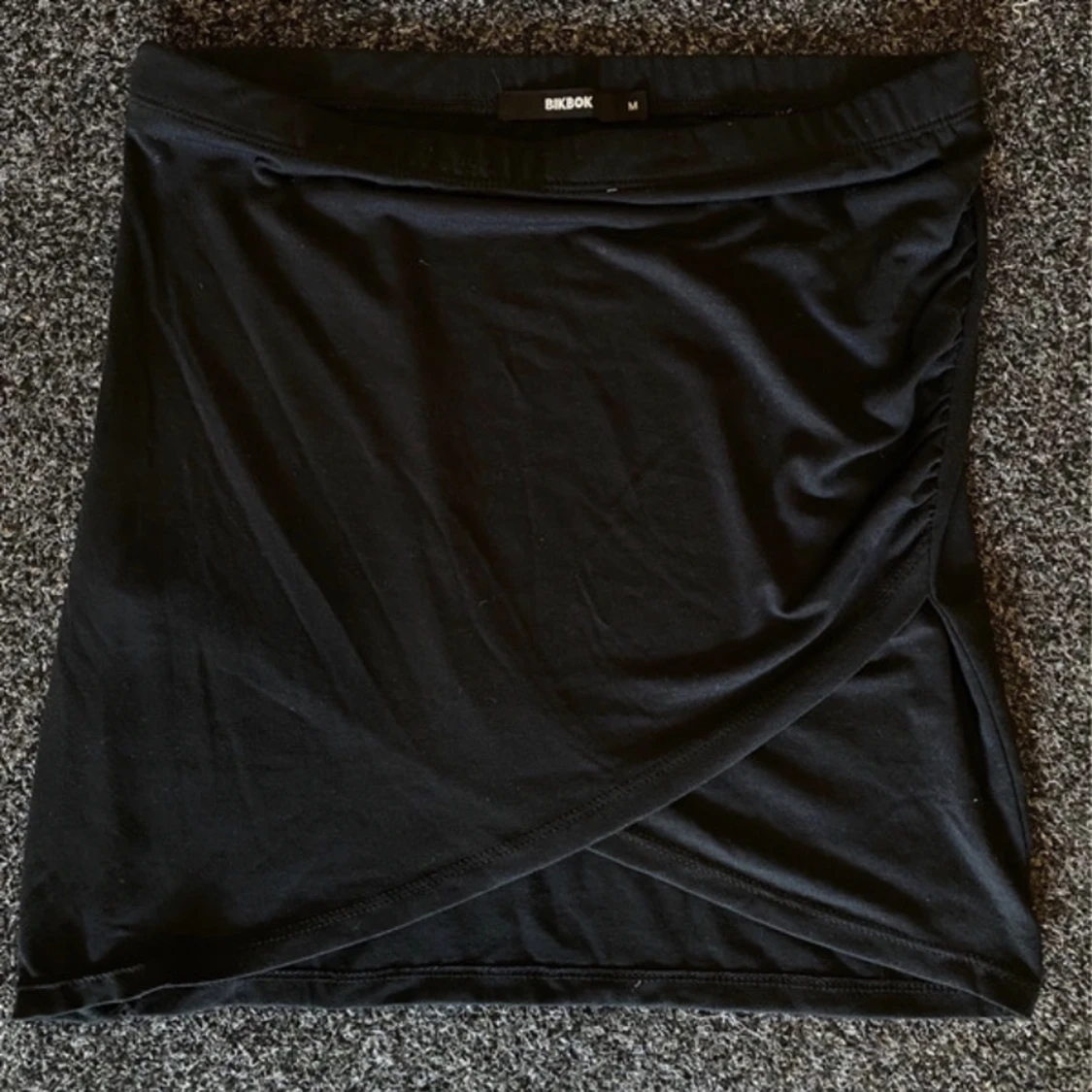 Tajt svart kjol med slits - 91