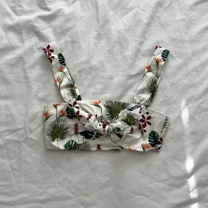 Topp - Superfin topp, dragkedja på sidan, använt en gång. Mötas upp i Stockholm eller fraktas!