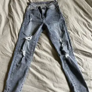 Skinny jeans med slitningar på framsidan Nya, aldrig använda Passar xs-s