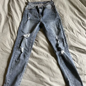 Jeans med slitningar - Skinny jeans med slitningar på framsidan Nya, aldrig använda Passar xs-s