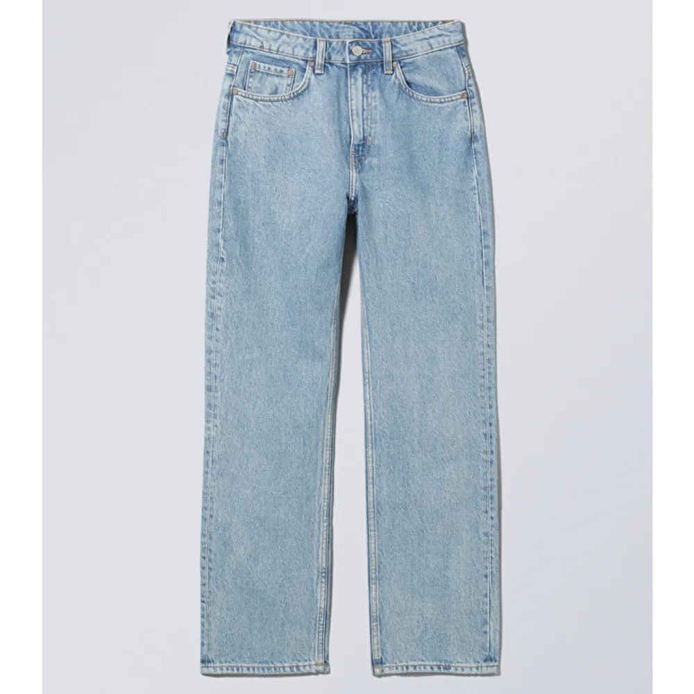 Helt oanvända Weekday jeans med lappen kvar. Modellen Voyage i storlek 25/32. Nypris 500kr 🤍. Jeans & Byxor.