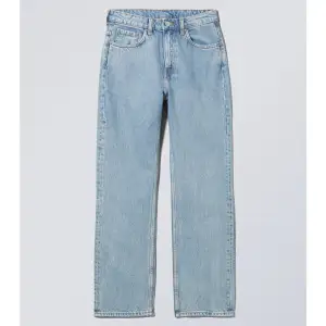 Helt oanvända Weekday jeans med lappen kvar. Modellen Voyage i storlek 25/32. Nypris 500kr 🤍