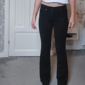 Bootcut jeans storlek 26/30 - Oanvända svarta lågmidjade bootcut jeans. Prislappen sitter kvar, är från ellos. Sitter fint  och är som nya! Pris kan diskuteras vid snabb affär.