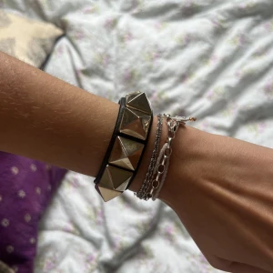 Valentino armband - Säljer ett så snyggt och unikt valentino armband med stora guldnitar❤️ perfekt för att spicea upp en tråkig outfit eller till fest ❤️❤️