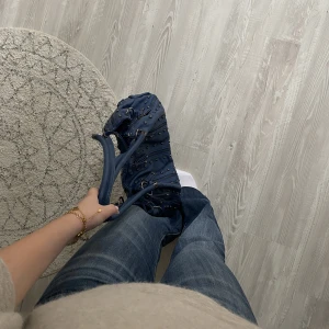 Väska - Stor och rymlig väska köpt här på Plick! Använd få gånger av mig!🩵skriv för fler bilder! Lite defekter uppe vid banden!