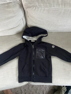 Moncler  - Moncler hoodie med dragkedja. Köpt på farftech. Använd 1 gång. Storlek 10A