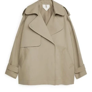 Arket Trenchcoat - Säljer min jättefina trenchcoat från ARKET. Säljer då jag har en väldigt lik. Köptes förra året är i jättebra skick förutom att lappen på insidan har blivit lite rosa från tvätt. Nypris: 1799kr (Lånade bilder)